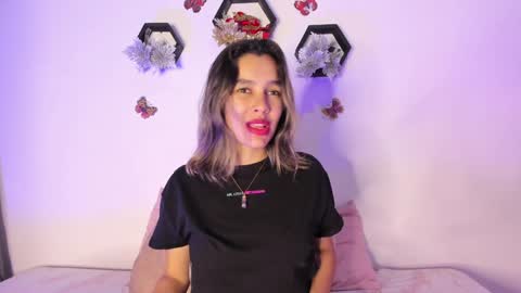 Snapshot of samara_jonnes_ chatting on 01.16.25 Samara is my name a pleasure delighted that you are here leave your thumb up it is important to me online show from 01.16.25