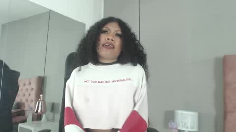 Snapshot of samaragrey18 chatting on 02.19.25 samaragrey18 online show from 02.19.25