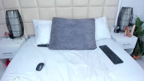 Nice to meet you guys my name is Lina. online show from 09.26.25