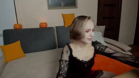 Snapshot of samyscott chatting on 10.31.25 SamyScott online show from 10.31.25