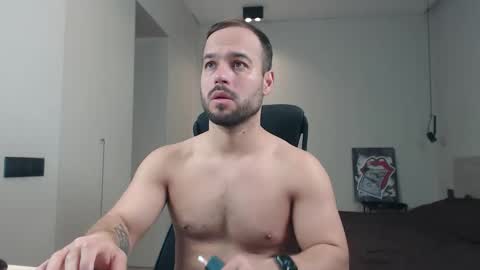 Snapshot of sandro_best chatting on 04.25.26 DeAlex online show from 04.25.26