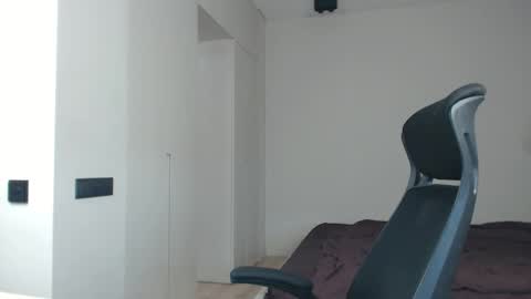 Snapshot of sandro_best chatting on 05.24.26 DeAlex online show from 05.24.26