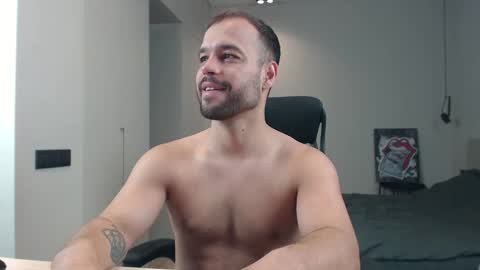 Snapshot of sandro_best chatting on 05.29.26 DeAlex online show from 05.29.26