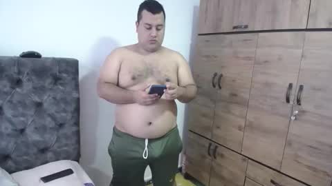 Snapshot of santi_hothot chatting on 10.06.25 Santiago online show from 10.06.25