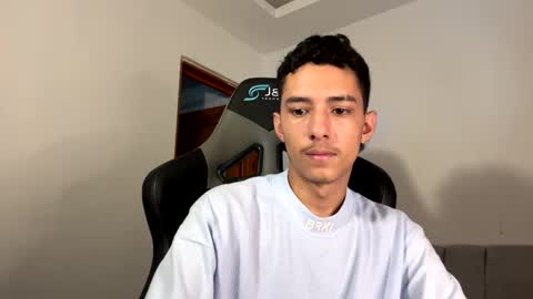 santi_twink19 online show from 01.07.25