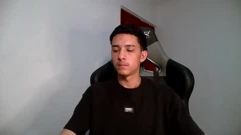 santi_twink19 online show from 02.13.25