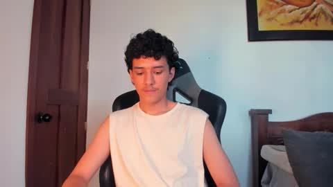 santi_twink19 online show from 10.25.25