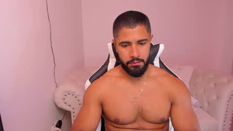 Snapshot of santiago_huntt chatting on 02.01.25 santiago_huntt online show from 02.01.25