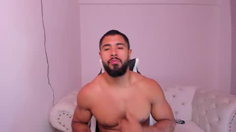 Snapshot of santiago_huntt chatting on 02.11.25 santiago_huntt online show from 02.11.25