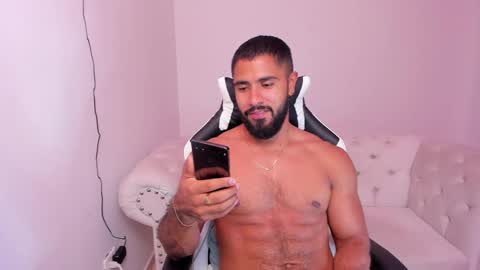 Snapshot of santiago_huntt chatting on 02.20.25 santiago_huntt online show from 02.20.25