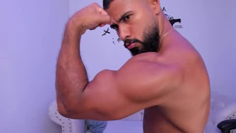 Snapshot of santiago_huntt chatting on 09.08.25 santiago_huntt online show from 09.08.25