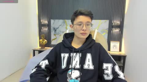 santiago_russo18 online show from 09.17.25