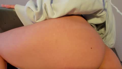 Snapshot of sara_beltran chatting on 02.23.25 Sara online show from 02.23.25