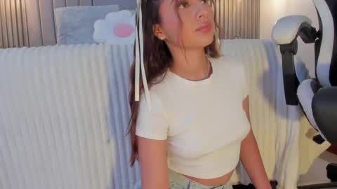 Snapshot of sara_beltran chatting on 03.05.25 Sara online show from 03.05.25