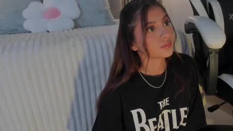 Snapshot of sara_beltran chatting on 03.10.25 Sara online show from 03.10.25