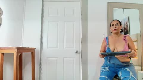 Snapshot of sara_bigass__ chatting on 12.22.25 sara online show from 12.22.25