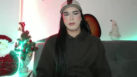 sara_hunter12 online show from 12.23.25