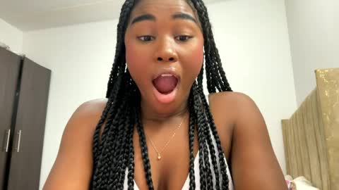 Snapshot of sara_muscle chatting on 05.29.26 Sara online show from 05.29.26