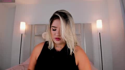 Snapshot of saraa_milleer chatting on 05.11.26 Sara Miller online show from 05.11.26