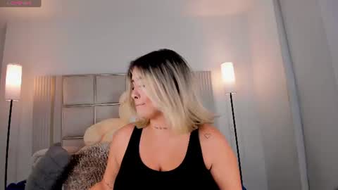 Snapshot of saraa_milleer chatting on 06.16.26 Sara Miller online show from 06.16.26