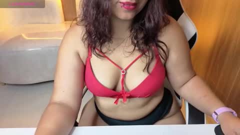 Snapshot of saraah_tx chatting on 09.24.25 Online 800 to 1400 online show from 09.24.25