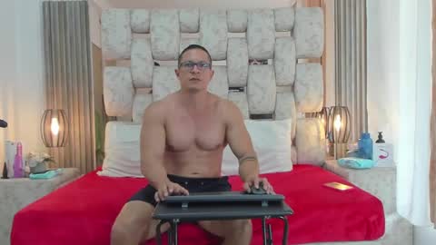 Snapshot of saraandjhony chatting on 01.11.25 saraANDyoni online show from 01.11.25