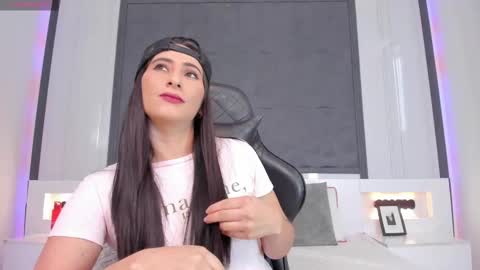 Snapshot of saragomez_1 chatting on 02.19.25 Sara Gomez online show from 02.19.25