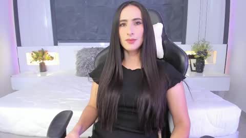 Snapshot of saragomez_1 chatting on 09.29.25 Sara Gomez online show from 09.29.25
