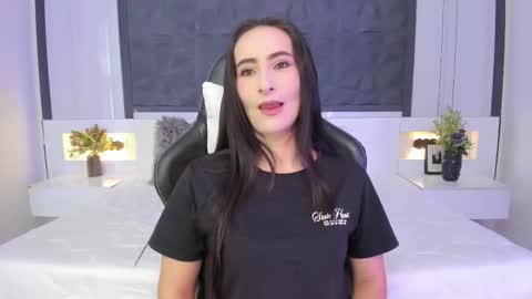 Snapshot of saragomez_1 chatting on 10.02.25 Sara Gomez online show from 10.02.25