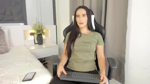 Snapshot of saragomez_1 chatting on 10.03.25 Sara Gomez online show from 10.03.25