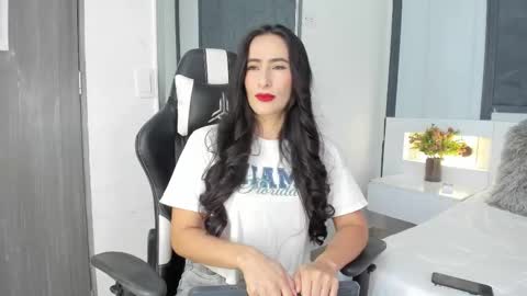 Snapshot of saragomez_1 chatting on 10.05.25 Sara Gomez online show from 10.05.25
