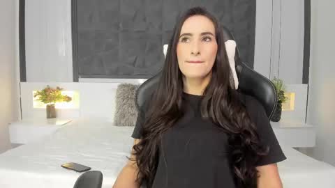 Snapshot of saragomez_1 chatting on 10.08.25 Sara Gomez online show from 10.08.25