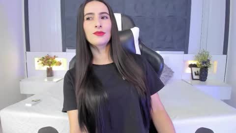 Snapshot of saragomez_1 chatting on 10.15.25 Sara Gomez online show from 10.15.25