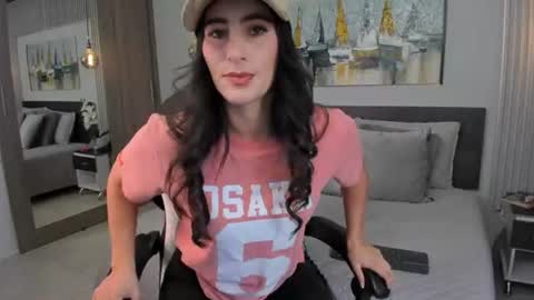 Snapshot of saragomez_1 chatting on 06.17.26 Sara Gomez online show from 06.17.26