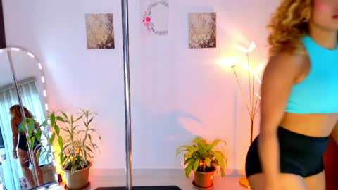Snapshot of sarah__cinnamon chatting on 04.26.26 sarah cinnamon online show from 04.26.26