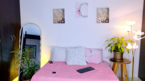 Snapshot of sarah__cinnamon chatting on 04.27.26 sarah cinnamon online show from 04.27.26