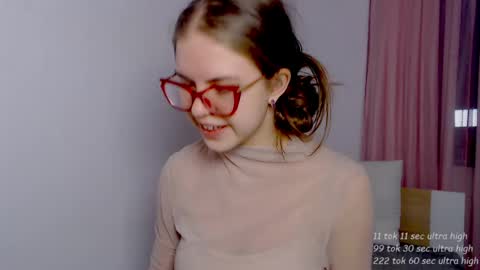 Snapshot of sarah_hs chatting on 04.27.26 Sarah online show from 04.27.26