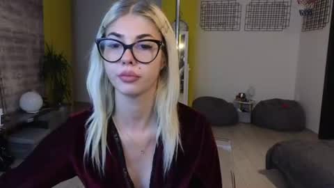 Snapshot of sarahcamsx chatting on 06.17.26 sarahcamsx online show from 06.17.26