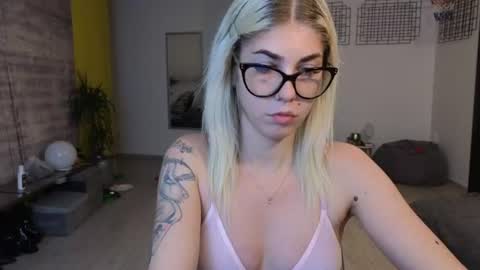 Snapshot of sarahcamsx chatting on 06.18.26 sarahcamsx online show from 06.18.26