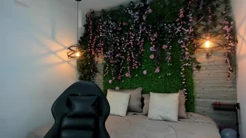 Sarah Deyvis online show from 12.17.25