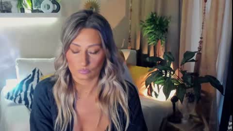 Snapshot of sarahholly chatting on 07.17.26 Divine Sarah NONUDE model online show from 07.17.26