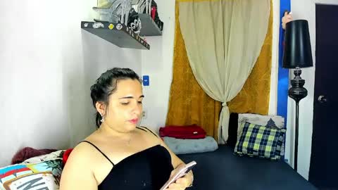 Snapshot of sarahjey chatting on 05.25.26 SARAHJEY online show from 05.25.26