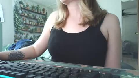 Snapshot of sarahpmummy chatting on 06.12.26 Sarah online show from 06.12.26