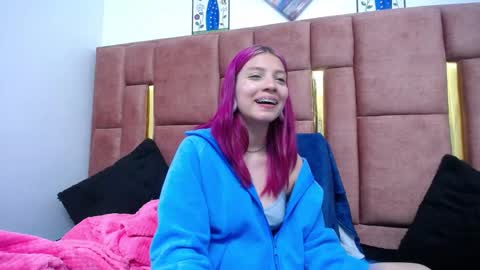Snapshot of sarai_petite_ chatting on 12.20.24 SARAI online show from 12.20.24