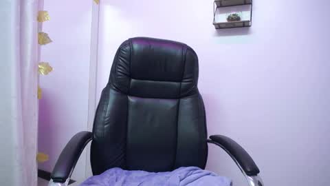 Snapshot of sarai_petite_ chatting on 02.26.25 SARAI online show from 02.26.25