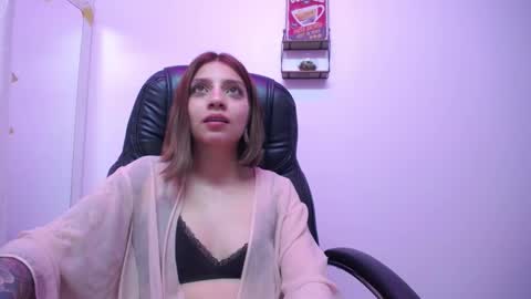 Snapshot of sarai_petite_ chatting on 03.08.25 SARAI online show from 03.08.25