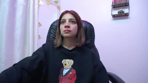 Snapshot of sarai_petite_ chatting on 03.09.25 SARAI online show from 03.09.25
