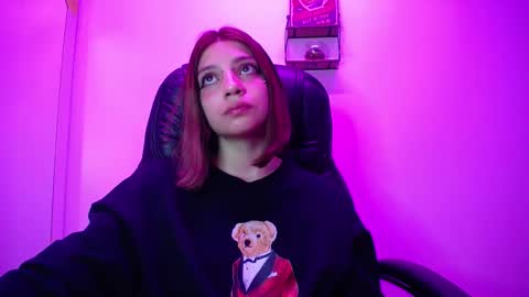 Snapshot of sarai_petite_ chatting on 03.09.25 SARAI online show from 03.09.25
