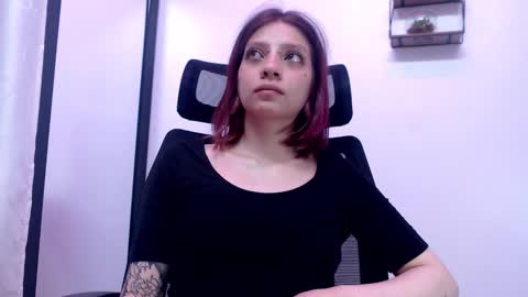 Snapshot of sarai_petite_ chatting on 09.18.25 SARAI online show from 09.18.25
