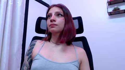 Snapshot of sarai_petite_ chatting on 09.25.25 SARAI online show from 09.25.25